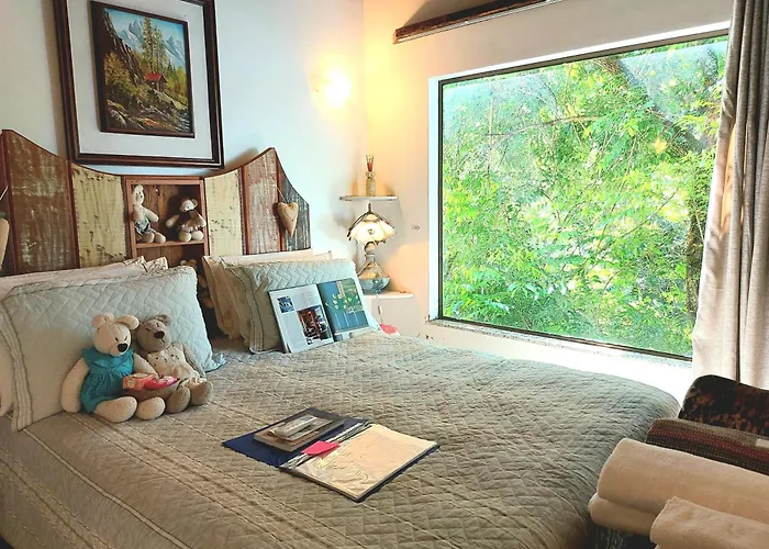 Casa na montanha com vista para o mar